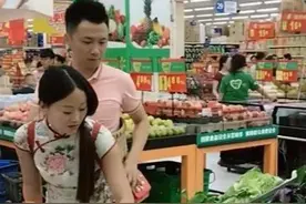 “连体夫妻”走红后却分开，无腿丈夫抛弃断臂妻子，人性底线在哪图片