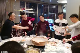 酒桌上，领导为什么总让手下人去催菜？明白这4点，不做职场小白图片
