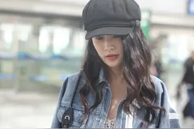 李沁穿搭好养眼，蕾丝抹胸秀精致腹肌线条，牛仔外套活泼减龄图片