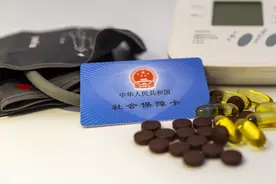自己交社保，职工社保和居民社保哪个更划算？图片