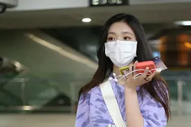 林允穿个性T恤搭老爹裤，休闲装扮嘻哈范十足，成功驾驭男友风图片