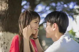 女生的眼神证明喜欢你，女生偷偷喜欢你的表现图片
