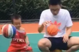 两岁萌娃变身"球王"，熟练带球绕桩投球几乎百发百中图片