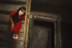 故事：母亲被害那天，她缩在房间角落，紧紧捂住嘴不敢发出声图片