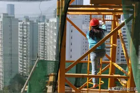 塔吊那么高，司机怎样解决日常生活问题？原来他们自有办法图片