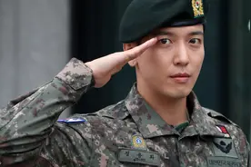 韩星郑容和今日退伍，向粉丝敬礼“惹怒”网友！权志龙无辜躺枪图片