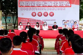 肖战粉丝又起波澜！捐校服写“赞”引争议，主办方回应将物资回收图片