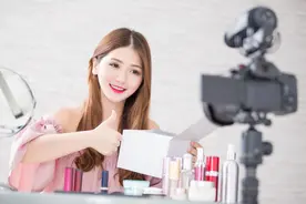 小说：直播时合租的男室友突然闯进我房间，一句话让我颜面尽失图片