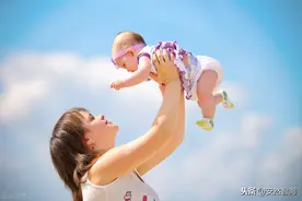 一岁内的宝宝怎么晒太阳？要注意什么？选对时间适当防护很重要图片