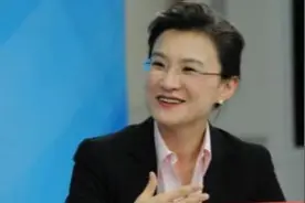央视"冷血"主持人董倩，不戴口罩采访无人骂，问哭抗疫英雄反被夸图片