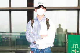 张云龙秒变潮男，拼接条纹衬衫搭配牛仔裤，穿出青春洋溢范图片