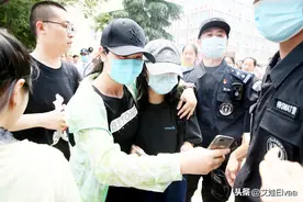 张子枫高考结束“排场大”，穿T恤配帽众人围拍，第一出场太自信图片