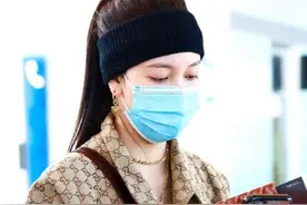 宋妍霏街拍图更新，黑色发带高马尾，女王气场十足图片