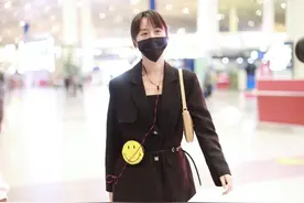 袁冰妍穿黑色小西装搭配中筒靴现身，刘海随风飘动很可爱图片