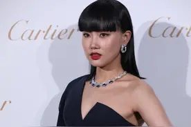 黄龄亮相卡地亚活动，穿黑色单肩裙身材火辣，眼神魅惑好迷人图片