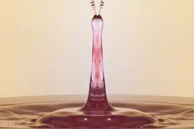 一滴水是什么样子？体验水滴的微观世界，绮丽绚烂折射万千风景图片