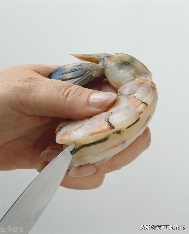 5秒去虾线,3秒剥虾壳,原来洗虾吃虾可以很快很轻松