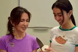 木村光希与妈妈一起做饭，50岁工藤静香老太快，手臂松弛皮肤抢镜图片