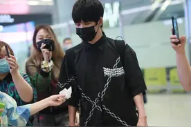 大张伟又是一袭黑色现身机场，黑色衬衣搭配黑色短裤就来了图片