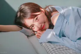 故事：闺蜜出差让她弟弟借住我家，半年后我俩陷入热恋图片