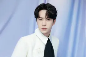 金鹰晚会更是大型时装秀！知性优雅谭松韵，“王子殿下”王一博图片