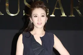 李小冉的高级感从没输过，穿黑色连衣裙去看秀，气质比超模更惊艳图片