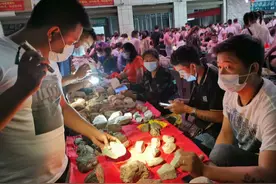 疯狂的“赌石”游戏：一刀切下，有人暴富有人赔光图片