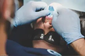 20岁因牙疼而做“根管治疗”，龋齿残根未拔，该如何进行修复？图片