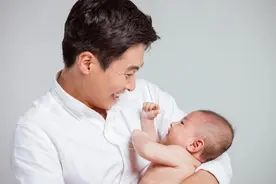 新生儿出产房，舅舅飞奔，比爸爸还激动！看了舅舅长相后网友笑了图片