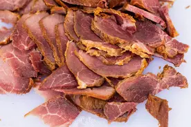 买来的熟牛肉，切开发现“绿光”，这样的牛肉到底还能不能吃呢？图片