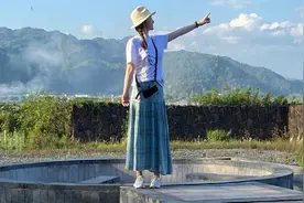 李小冉晒出游美照，T恤加半身裙清纯又减龄，配麻花辫嫩成美少女图片