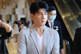 吴奇隆一身西装现身，前往录制《元气满满的哥哥》，谁说发福了？图片