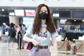 独家街拍：张萌穿搭一件心形镂空上衣+薰衣草色裤子，好潮的搭配图片