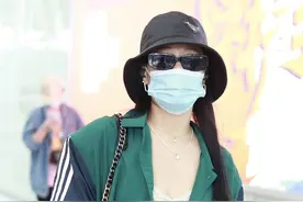 袁娅维一袭蕾丝抹胸岀街，性感又野魅，长直美腿无一丝赘肉图片