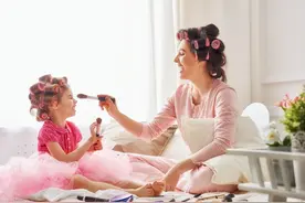 妈妈化妆后，一岁女儿害怕躲开，3招化解宝宝“外貌辨识障碍”图片