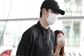 陈宥维穿着一件黑色的工装上衣和短裤，黑色系的造型酷帅酷帅图片