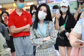 娇美可爱型的鞠婧祎！穿搭一件西装格纹的裙子依旧有魅力图片