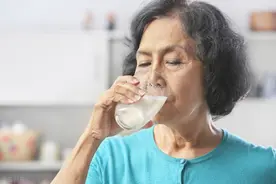 老年人睡前喝热牛奶，促进睡眠？品质是关键，注意3点，才健康图片