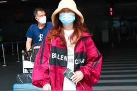 39岁的玲花现身机场，红白搭配很喜气，头戴草帽潮流混搭图片