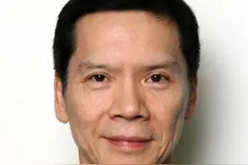 向华强在圈内叱咤风云，为何不敢惹邓光荣？看看他的背景就知道了图片