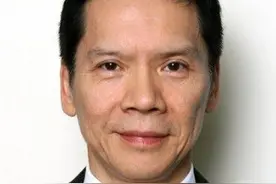 向华强在圈内叱咤风云，为何不敢惹邓光荣？看看他的背景就知道了图片