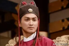 60岁何家劲精神抖擞，因演展昭爆红，为守护约定至今未娶图片