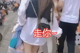 “最勇猛的小姨”火了，一手牵狗一手抱娃，这姿势比娃爹还豪横图片