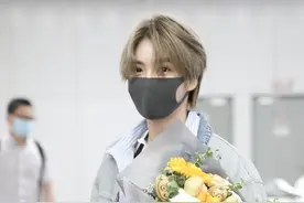 林凡一头金发机场获赠花束，女生帅起来真没男生什么事儿图片