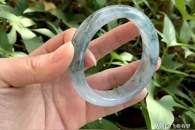 芙蓉飘花手镯加上“泥鳅背”的工艺，是滑滑嫩嫩的感觉图片