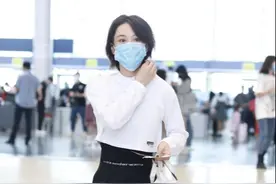 张馨予这腿细得过分了，短裤下穿丝袜也不显短，这比例不输超模图片