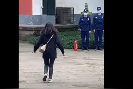 消防员给来探望的女友做了个手势，网友：这就是爱情最好的模样图片