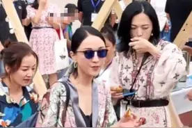 周迅姚晨罕同框，后者大口吃肉接地气，吃完吐自己手里被赞素养高图片