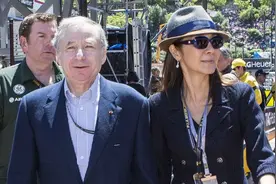 杨紫琼携74岁老公亮相，踩砖头厚夹趾鞋看着都疼，拇指外翻太严重图片