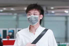 【刘怡潼继承“反派”血统？】白衬衫+阔腿裤 明明就是明媚少年！图片